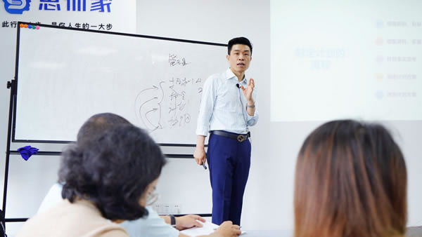 思训家演讲口才培训机构电话多少(思训家口才培训学校)